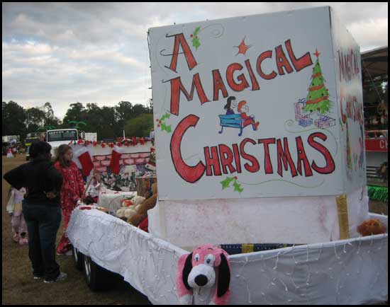 2008-1206-parade-float1