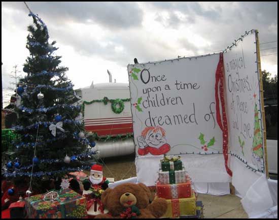 2008-1206-parade-float2