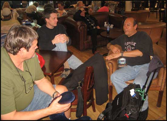 2009-0410-airport-guys1